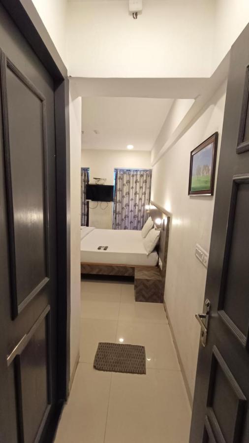 Hotel J R Residency à Navi Mumbai Extérieur photo