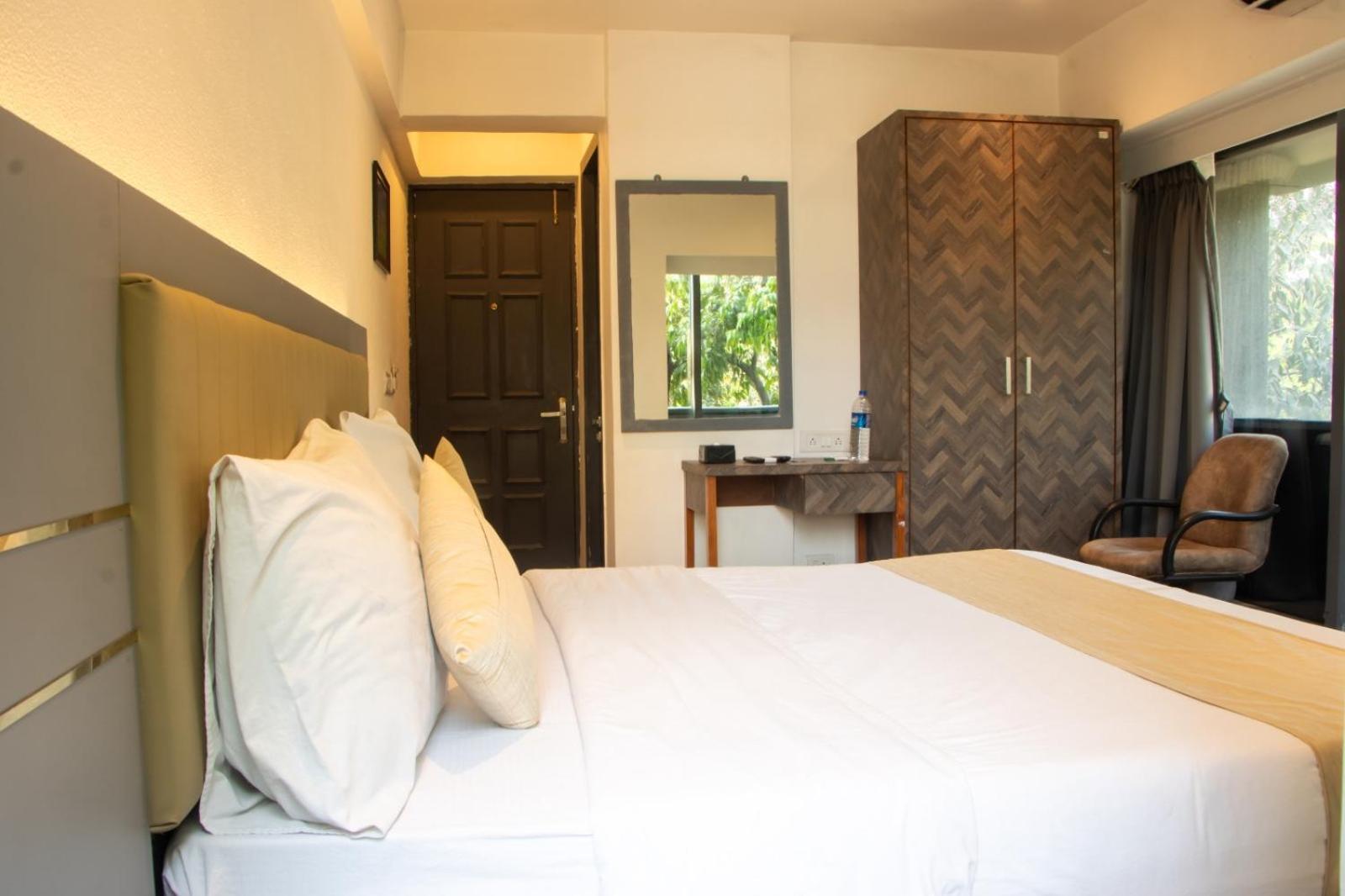 Hotel J R Residency à Navi Mumbai Extérieur photo