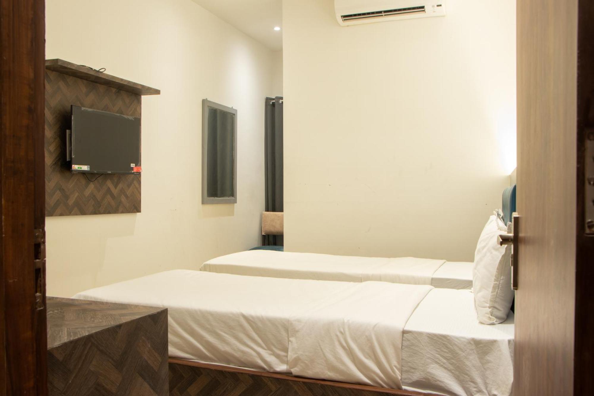 Hotel J R Residency à Navi Mumbai Extérieur photo